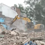 औरैया- नहर के निर्माण के लिए दुकानों एवं मकानों पर चला बुलडोजर