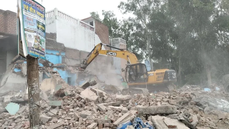 औरैया- नहर के निर्माण के लिए दुकानों एवं मकानों पर चला बुलडोजर