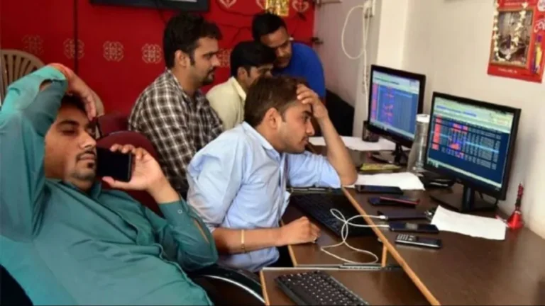 Stock Market Crash: अमेरिका में मंदी की आहट से भारतीय शेयर बाजार में भूचाल… सेंसेक्स ने लगाया 2600 अंकों का गोता, निफ्टी भी धड़ाम