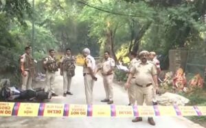 मेहरौली में फरार हथियार सप्लायर ‘कोकु’ को पुलिस ने एनकाउंटर में घायल कर दबोचा — कांस्टेबल भी हुआ जख्मी”